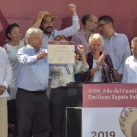 López Obrador firma decreto que declara al 2019 el año de Zapata