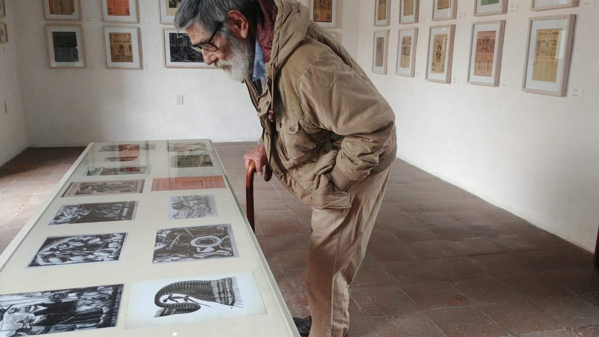 Muestra en el IAGO. Pablo Méndez observa los grabados de su padre en la exposición “Leopoldo Méndez ¡Presente!”