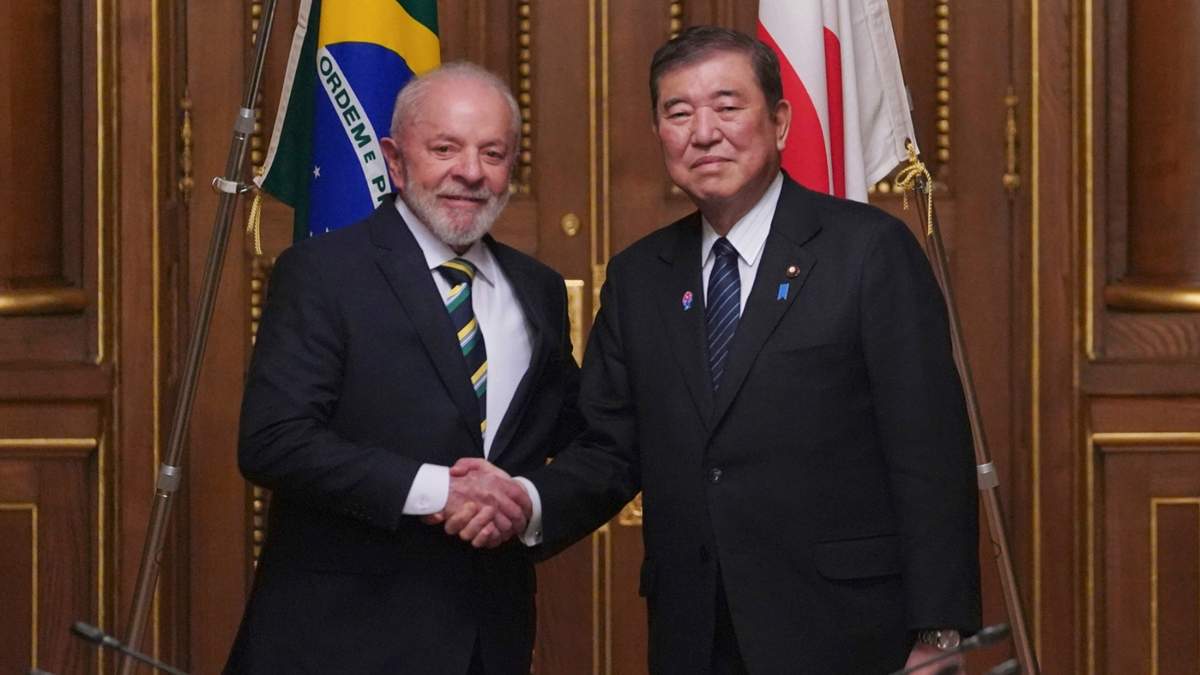El presidente brasileño Luiz Inacio Lula da Silva (i) con el primer ministro japonés Shigeru Ishiba en Tokio el 26 de marzo del 2025