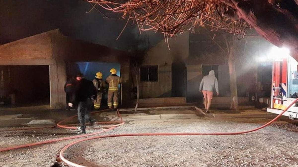 Bomberos en acción en un hogar de Cipolletti. Fuente: (Twitter)