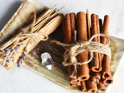 No gastés fortuna en inciensos o sahumerios: prepará este casero de canela en pocos pasos