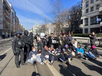 Manifestantes bloquean una marcha neonazi en Berlín