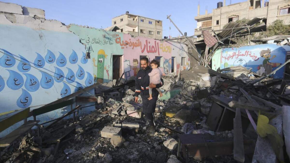 Las llamas devoran un edificio tras un ataque aéreo israelí en la Franja de Gaza, visto desde el sur de Israel