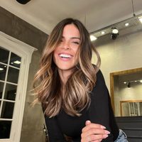 Camila Galante impone el conjunto tejido más comfy del otoño y enseña cómo llevarlo con actitud