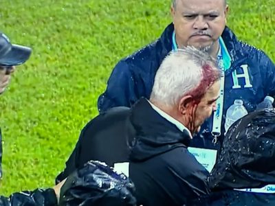 Descalabran al "Vasco" Aguirre al finalizar el partido México-Honduras (Videos)