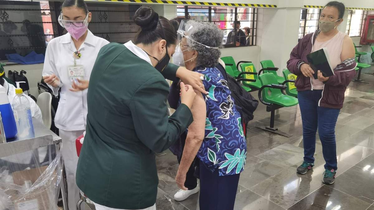 Vacunación en una clínica del IMSS de la CDMX. Foto: Miguel Dimayuga