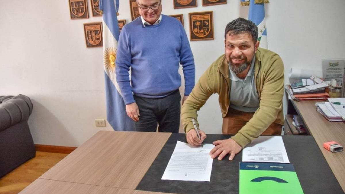 Pablo Dietrich y el intendente de Loncopué, Daniel Soto en la firma del convenio. Fuente: (Gobierno de Neuquén)