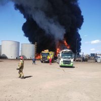 Logran contener un incendio de grandes dimensiones en los piletones de un basurero petrolero en Vaca Muerta