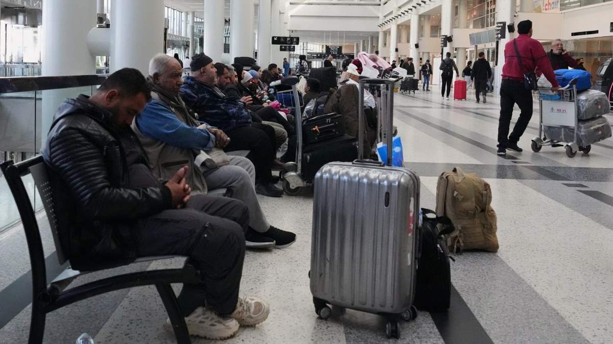Pasajeros cuyos vuelos fueron cancelados esperan en la terminal de salidas del aeropuerto internacional de Rafik Hariri en Beirut, Líbano, el sábado 28 de febrero de 2026, después de que las aerolíneas cancelaran vuelo debido al conflicto entre Estados Unidos, Israel e Irán