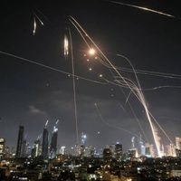 Irán bombardea Israel: caen misiles en Tel Aviv