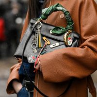 Los bag charms son el accesorio más cool del momento y elevan cualquier look