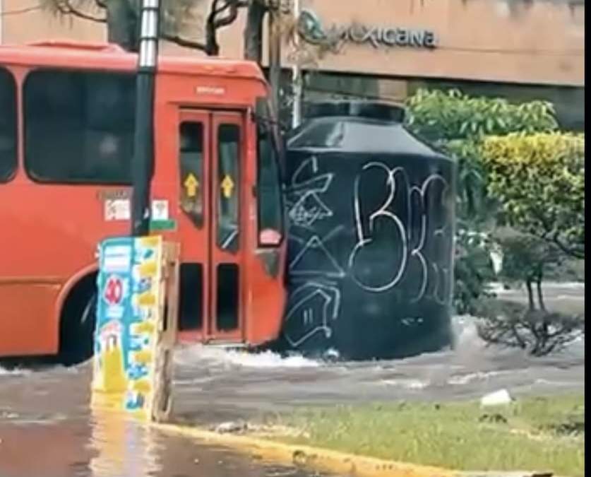 El choque del tinaco y el camión