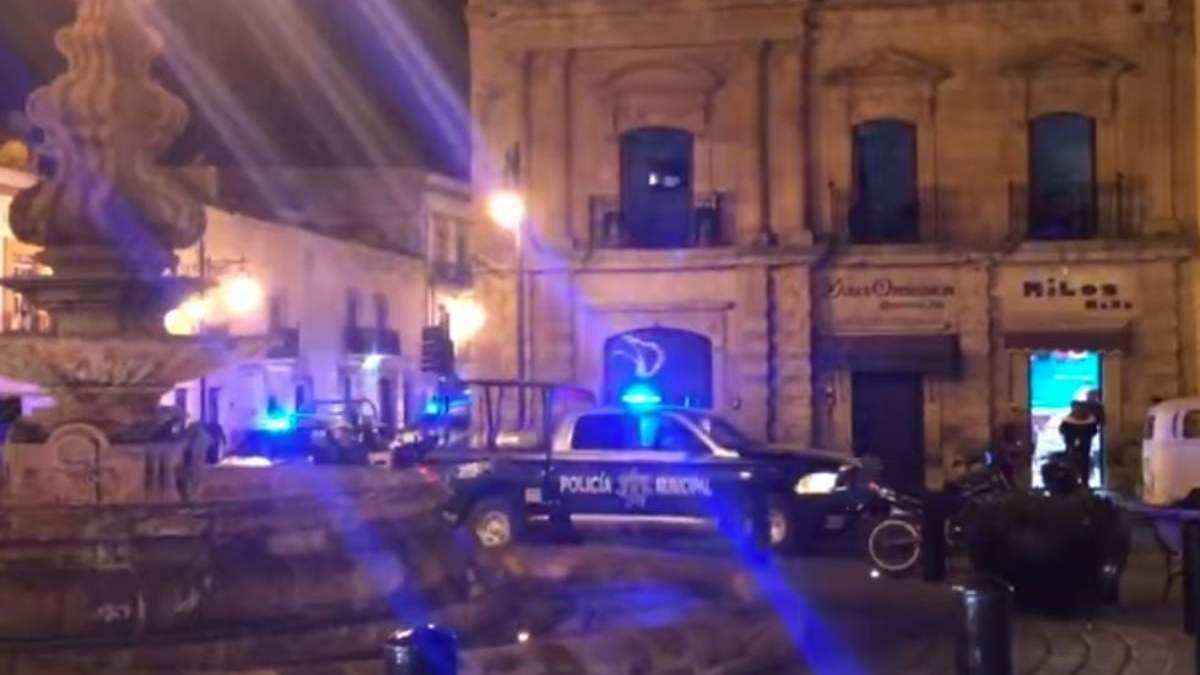 El bar se ubica casi frente a la emblemática Fuente de los Faroles