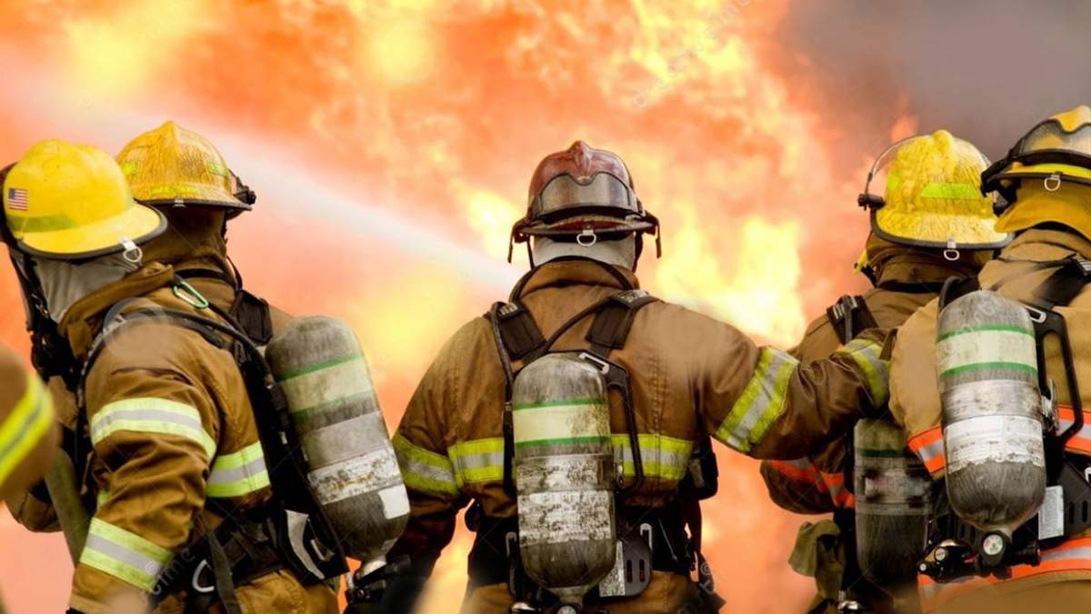 Bomberos voluntarios en un incendio. Fuente: (Twitter)