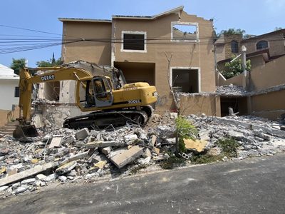 Derriban la casa de Cumbres, donde Diego Santoy mató a los hermanos de su novia