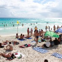 El gobernador de Quintana Roo dijo que el turismo era “esencial” y Cancún podría recibir turistas