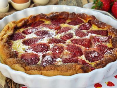 Clafoutis de frutilla con pocos ingredientes: la receta ideal para aprovechar las frutas de estación