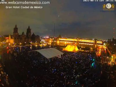Sin sana distancia, inauguran espectáculo en la maqueta del Templo Mayor en el zócalo