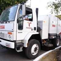 Entrega gobernador apoyos para mejorar servicios e infraestructura en Victoria