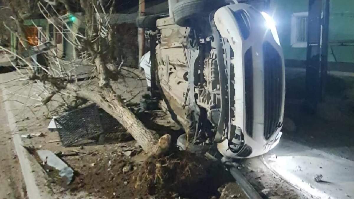 Estado en el que quedó el Ford Fiesta este lunes a la madrugada. Fuente (centenariodigital)