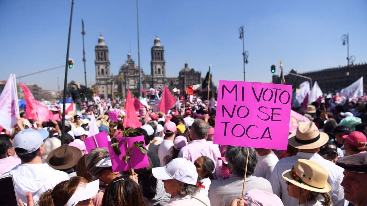 Marcha contra el Plan B en el Zócalo de la CDMX. Domingo 26 de febrero de 2023