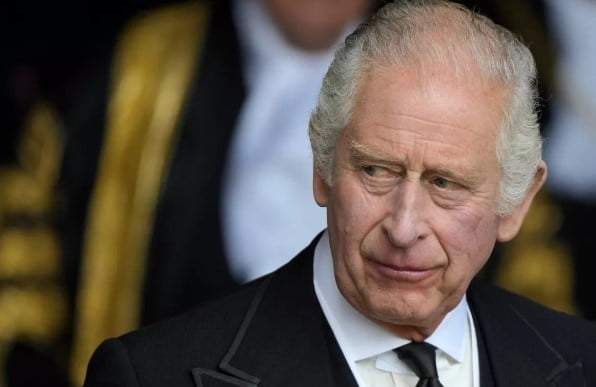 El rey Carlos III sale de Westminster Hall, en el Palacio de Westminster