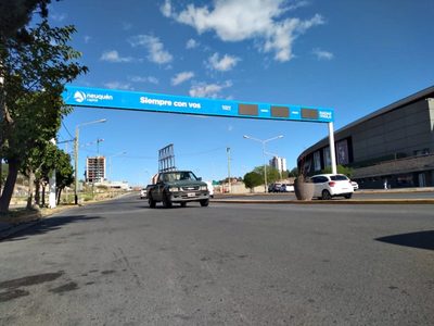 Qué son los "arcos de información" que colocan en Neuquén Capital
