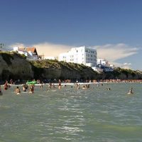 "20 autos bajo agua": Una marea sorprendente copó Las Grutas ¡Mirá!
