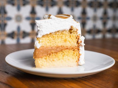 Torta tres leches de café sin azúcar y bien jugosa: el postre que necesitás este domingo