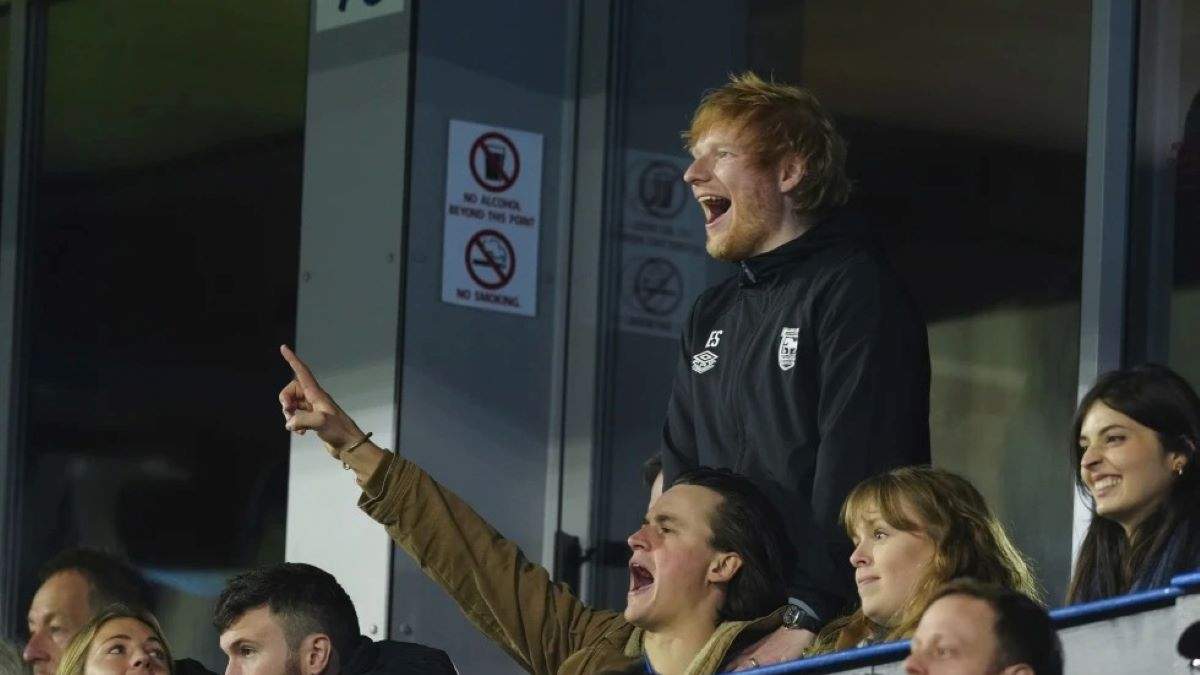 Ed Sheeran, hincha de Ipswich Town, durante el partido contra Manchester United en la Liga Premier, el domingo 24 de noviembre de 2024, en el estadio Portman Road de Ipswich