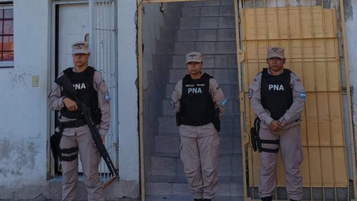 Prefectura naval en el ingreso a la vivienda donde fueron rescatadas las víctimas de trata. Fuente: (Argentina.gob.ar)