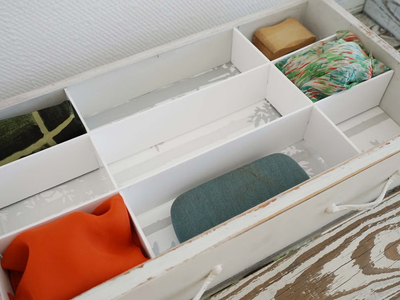Ni se te ocurra tirar las cajoneras rotas: convertilas en este mueble de madera, al mejor estilo de un diseñador