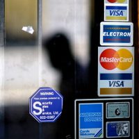 Cae red que defraudó con tarjetas bancarias de EU a diversos negocios en Europa