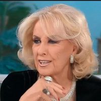"¿Tu familia ya sabe?": Sorpresa total por el regalo de Mirtha Legrand a una figura de Intrusos
