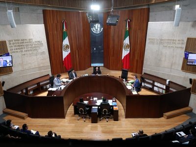 Un TEPJF que opera a medias recibe los primeros paquetes electorales