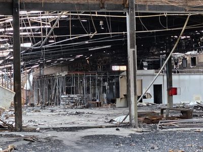 Pasaron seis meses del incendio del galpón en el Bajo Neuquino y su estructura, en peligro de derrumbe, sigue intacta