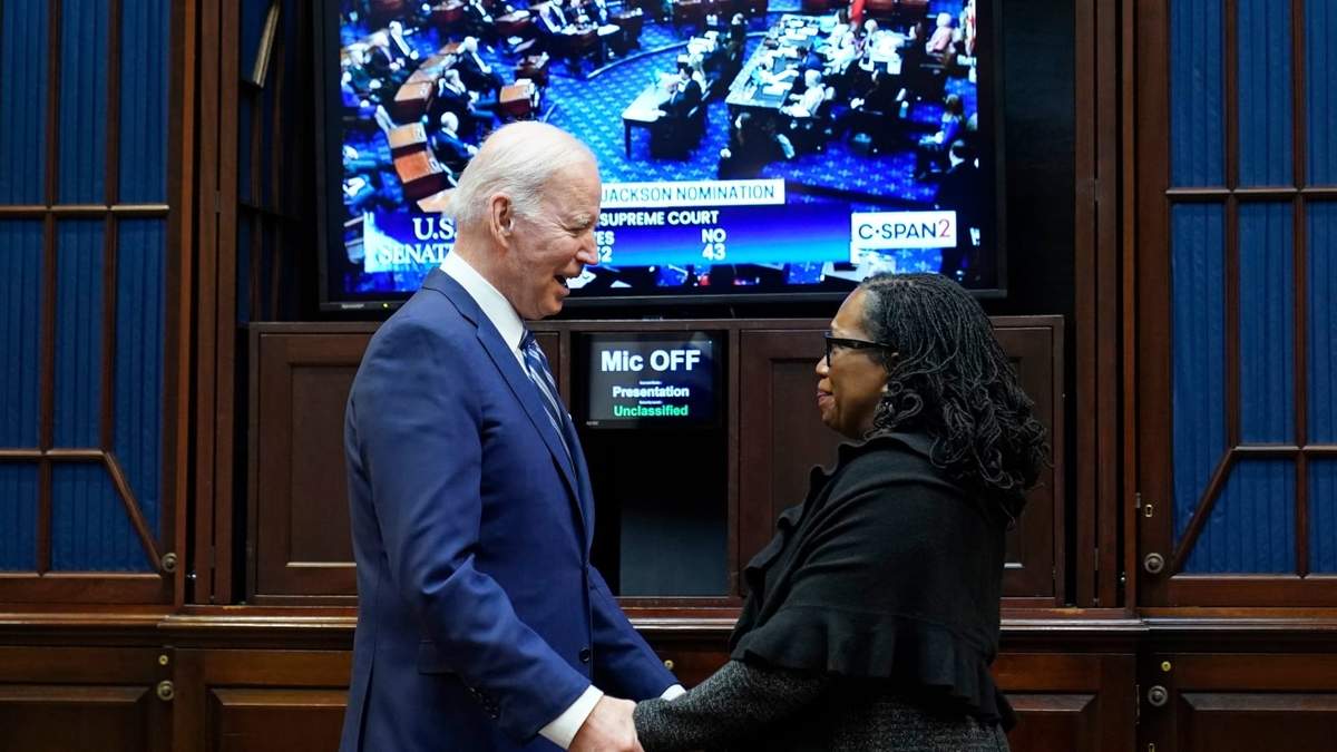 Joe Biden felicita a Kentaji Brown Jackson tras la votación en el Senado