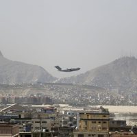 Nuevo ataque al aeropuerto de Kabul: dispararon varios cohetes desde un auto