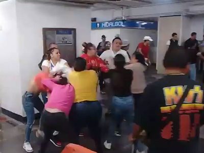 Se desata pelea campal entre vendedores ambulantes en la estación Hidalgo del Metro (Video)