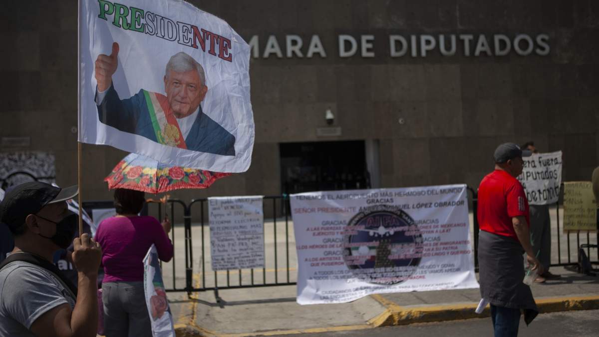 Simpatizantes de AMLO afuera de San Lázaro
