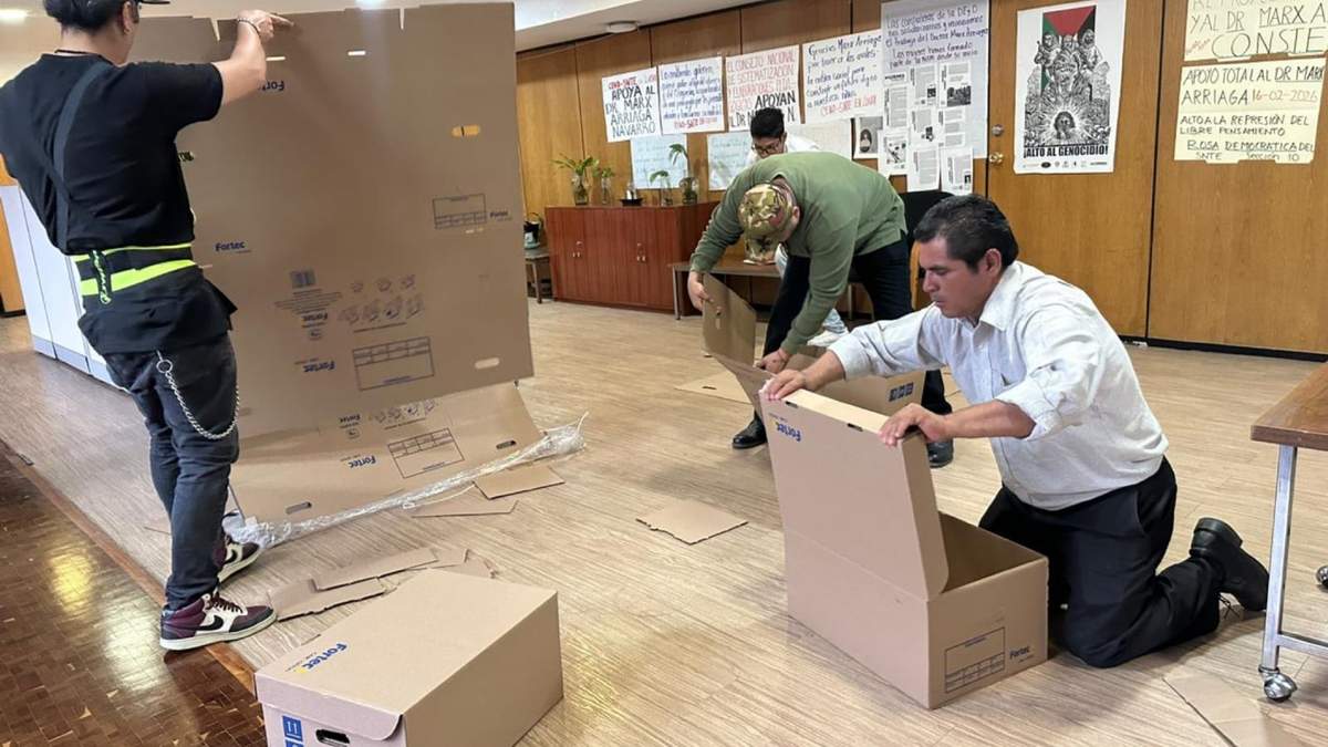Desalojan cajas de la oficina de Marx Arriaga Navarro