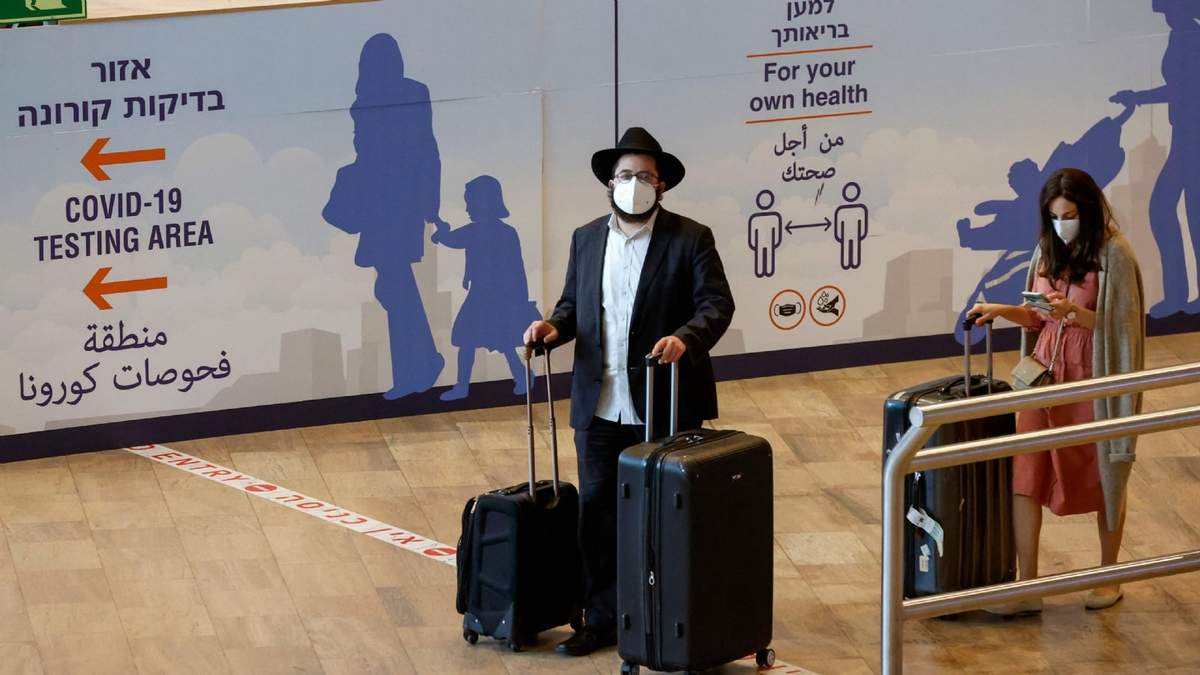 Un israelí llega al país este domingo por el aeropuerto de Tel Aviv, en la capital. Fuente: (Twitter)