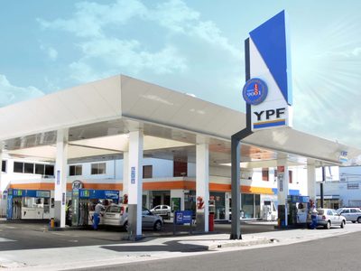 Elevaron la calificación crediticia de YPF