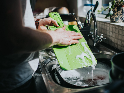 Dejá la tabla de la cocina como nueva y sin peligrosas suciedades, con este trucazo de limpieza con 2 ingredientes