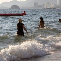 Muere mujer al intentar salvar a su hijo arrastrado por el mar en playa de Oaxaca
