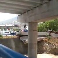 Caen vigas de 35 toneladas de obra del Viaducto Urbano en Nuevo León