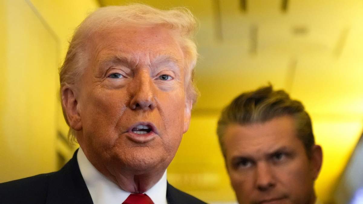 El presidente Donald Trump habla con la prensa mientras el secretario de Defensa, Pete Hegseth, escucha durante el vuelo a bordo del Air Force One, de la Base Aérea de Dover, Delaware, a Miami, el sábado 7 de marzo de 2026