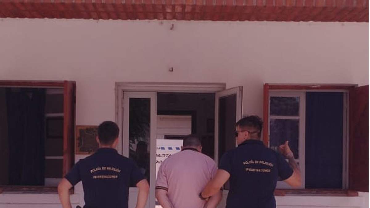 Norberto Federico Abello ingresa detenido al Departamento de Seguridad Personal. Fuente: (Policía de Neuquén)