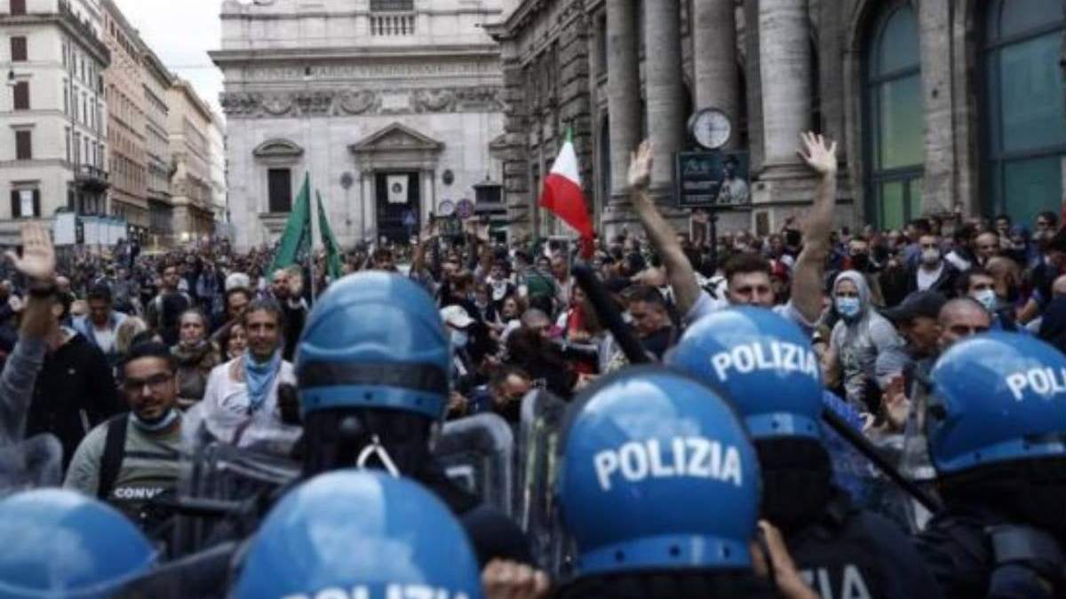 Protestas contra el "green pass" en Roma, Italia