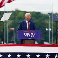 Trump aparece detrás de cristal antibalas en su primer evento al aire libre desde atentado